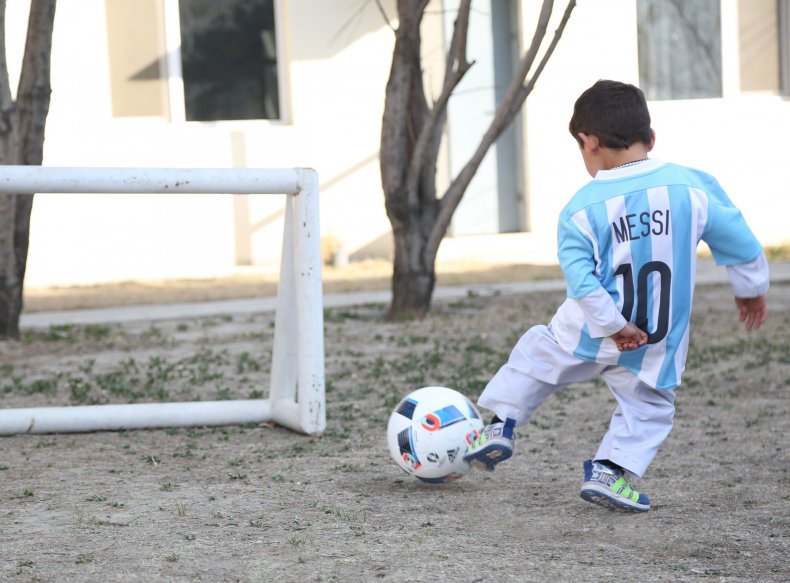 afghan boy messi jersey_0225_03