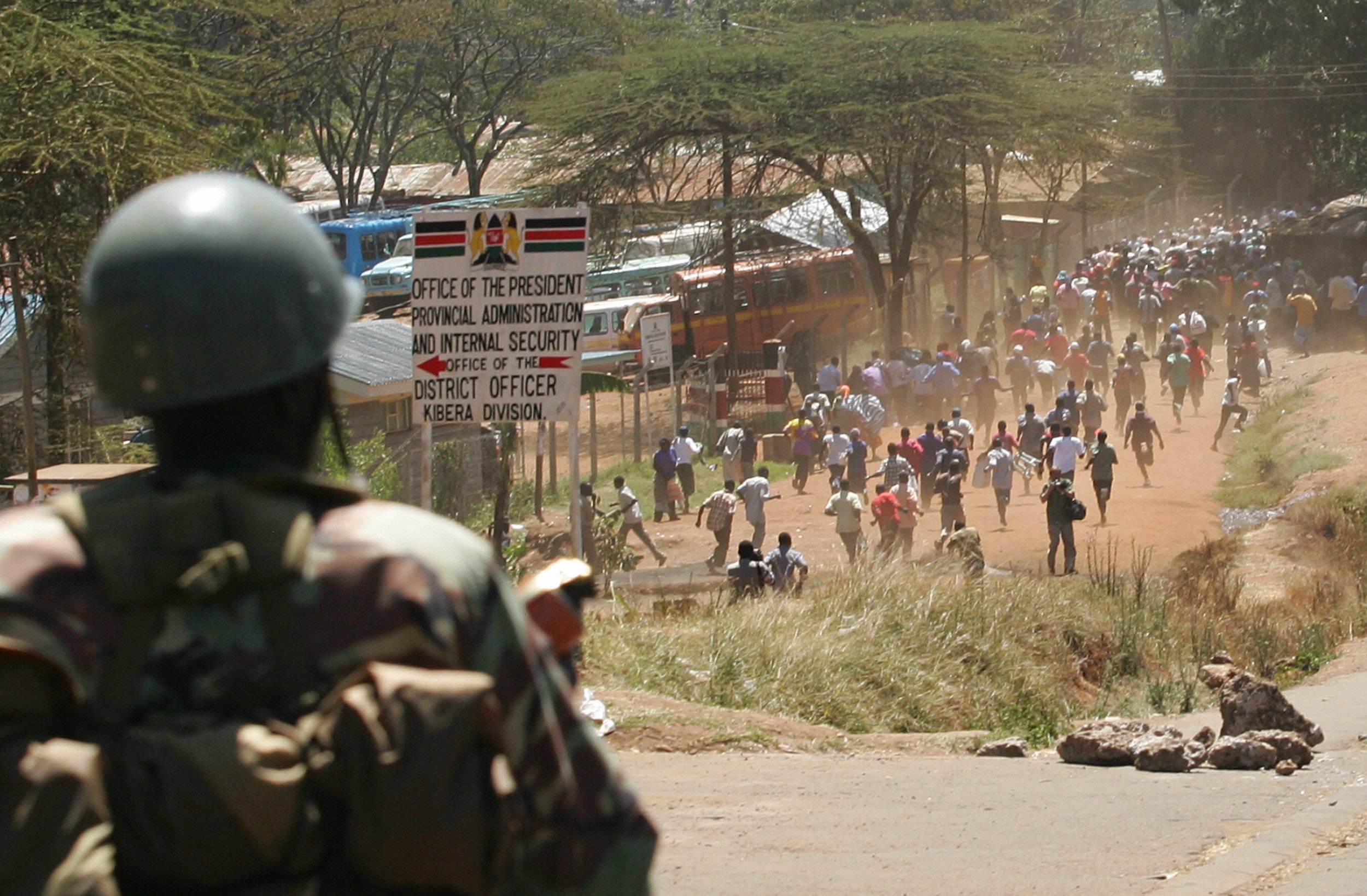 Suspected looters run away from Kenyan riot police in Nairobi.