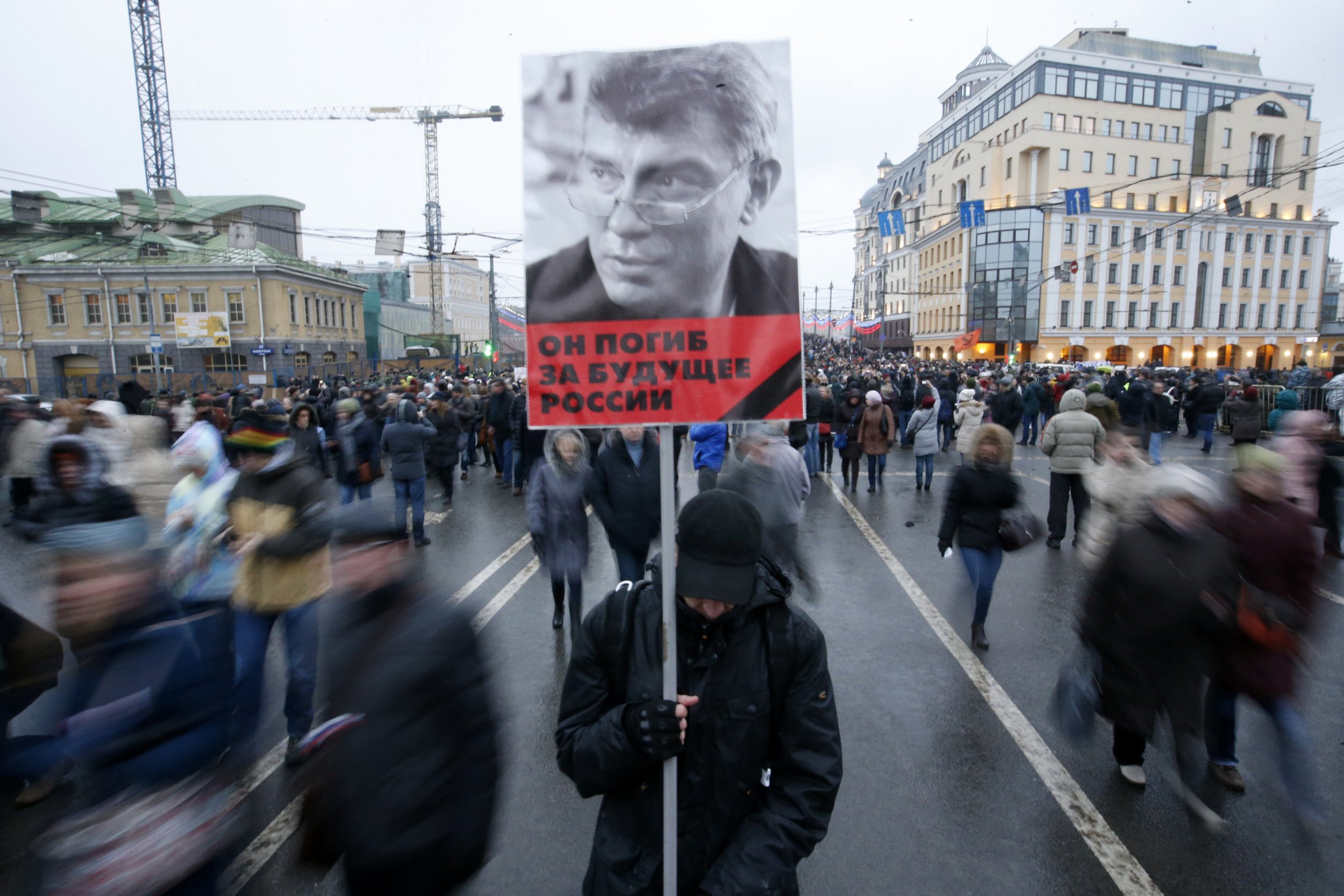 Nemtsov portrayed held above moving crowds in Moscow