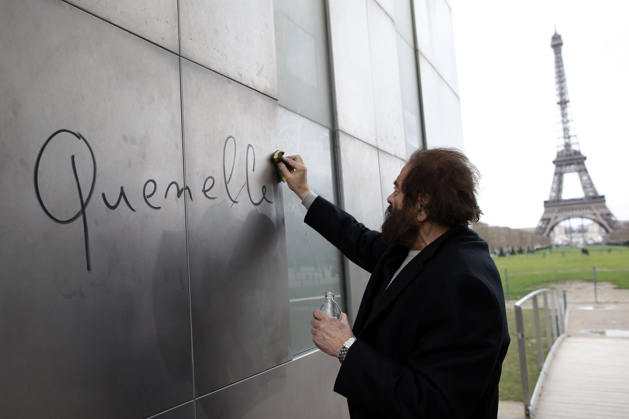 Man scrubs off Quenelle by the Eiffel Tower