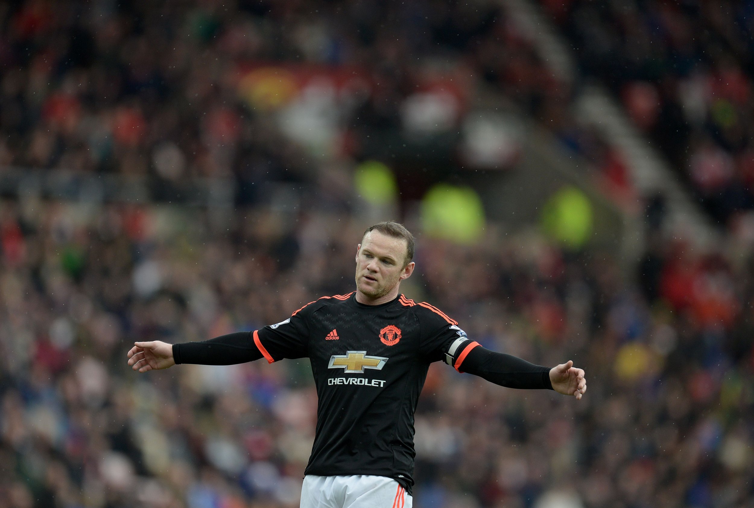 Wayne Rooney is attempting to recover from knee ligament damage.