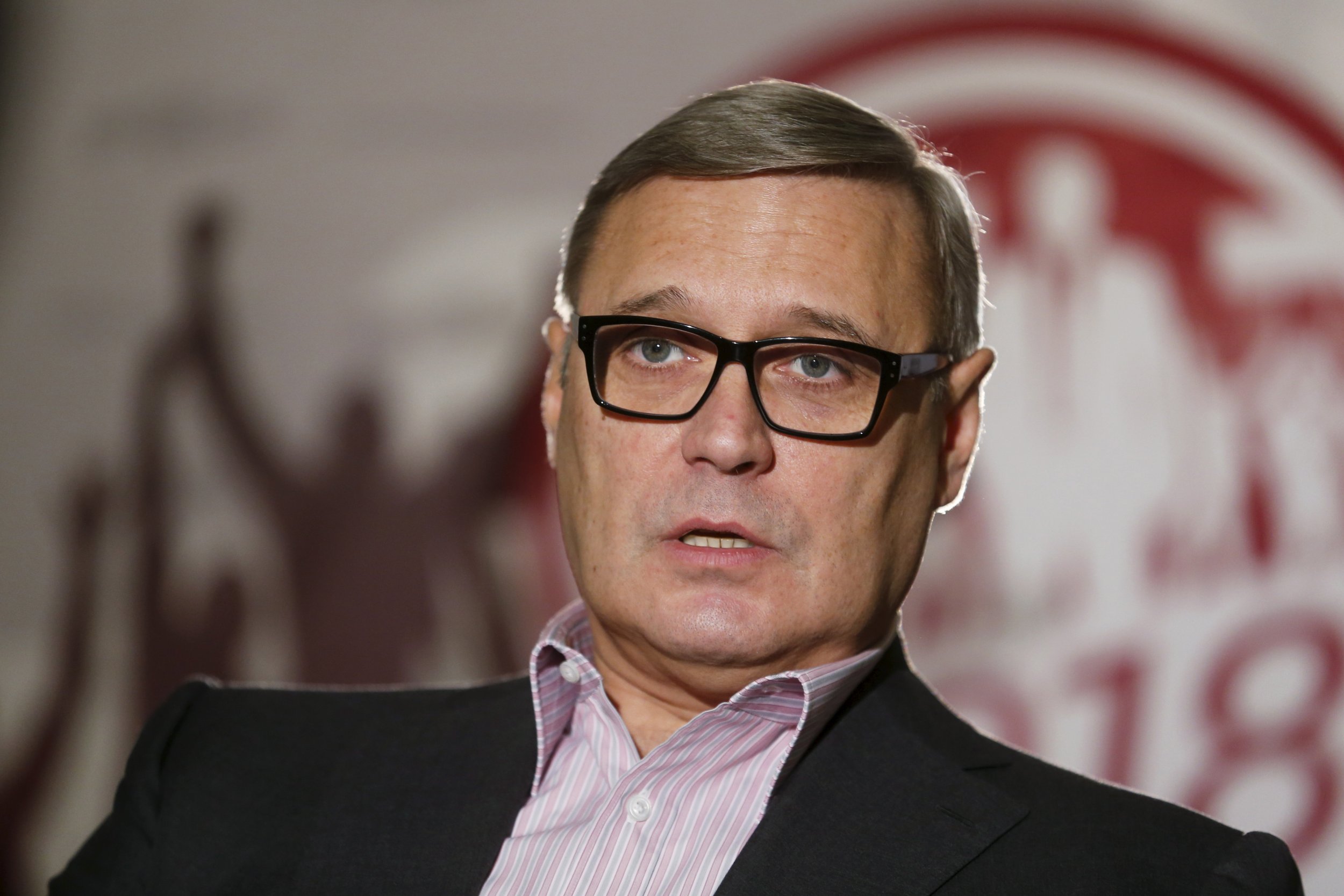 Kasyanov speaks in front of party banner