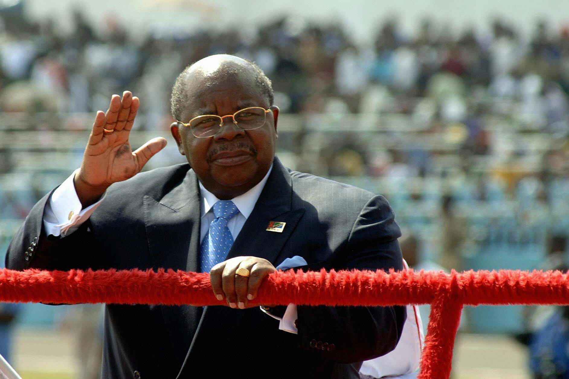 Benjamin Mkapa waves farewell to the Tanzanian people.