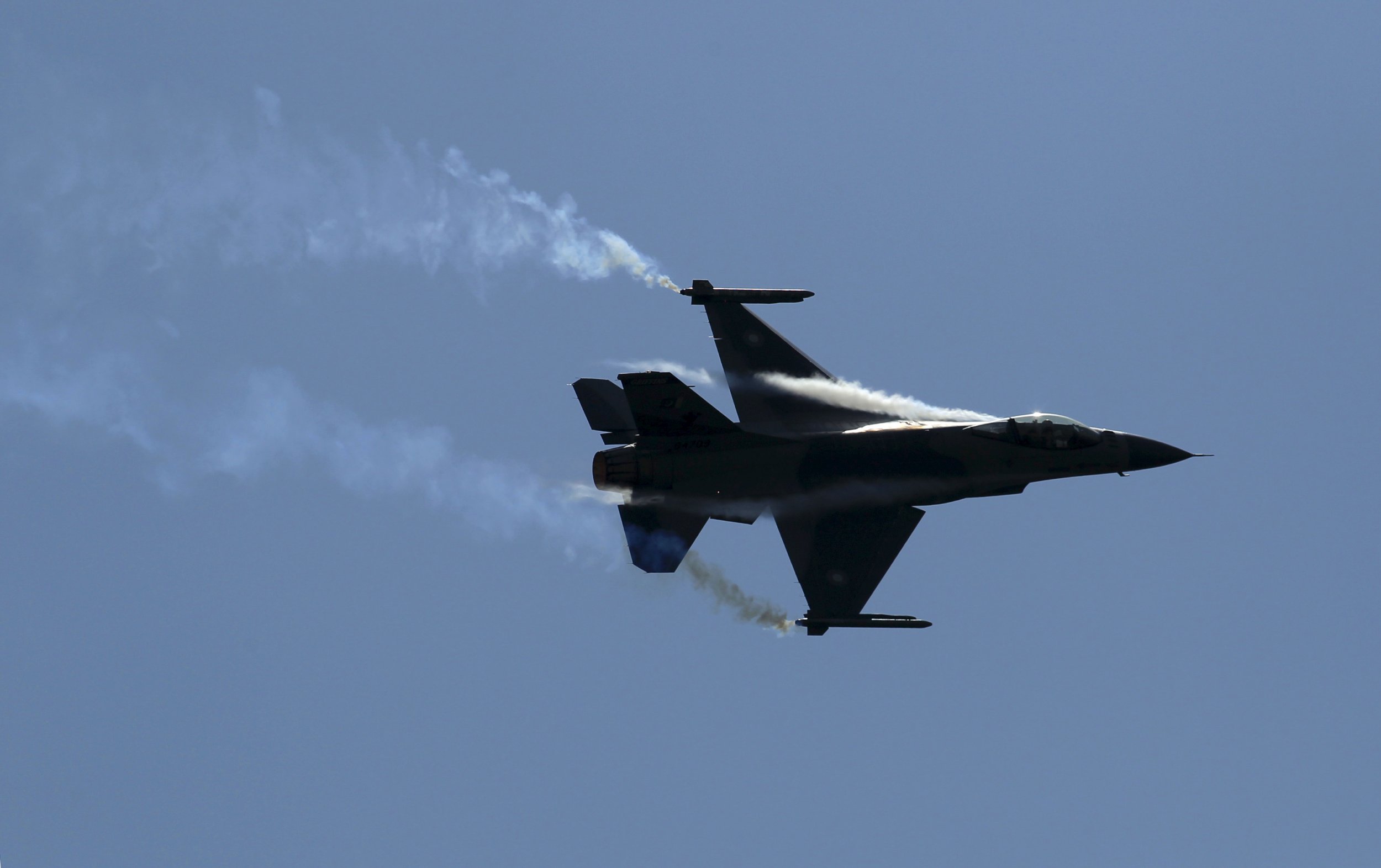 03_04_pakistan_f-16_fighter_01