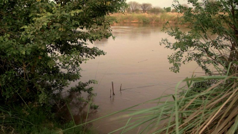pakistan_girl_in_the_river_02