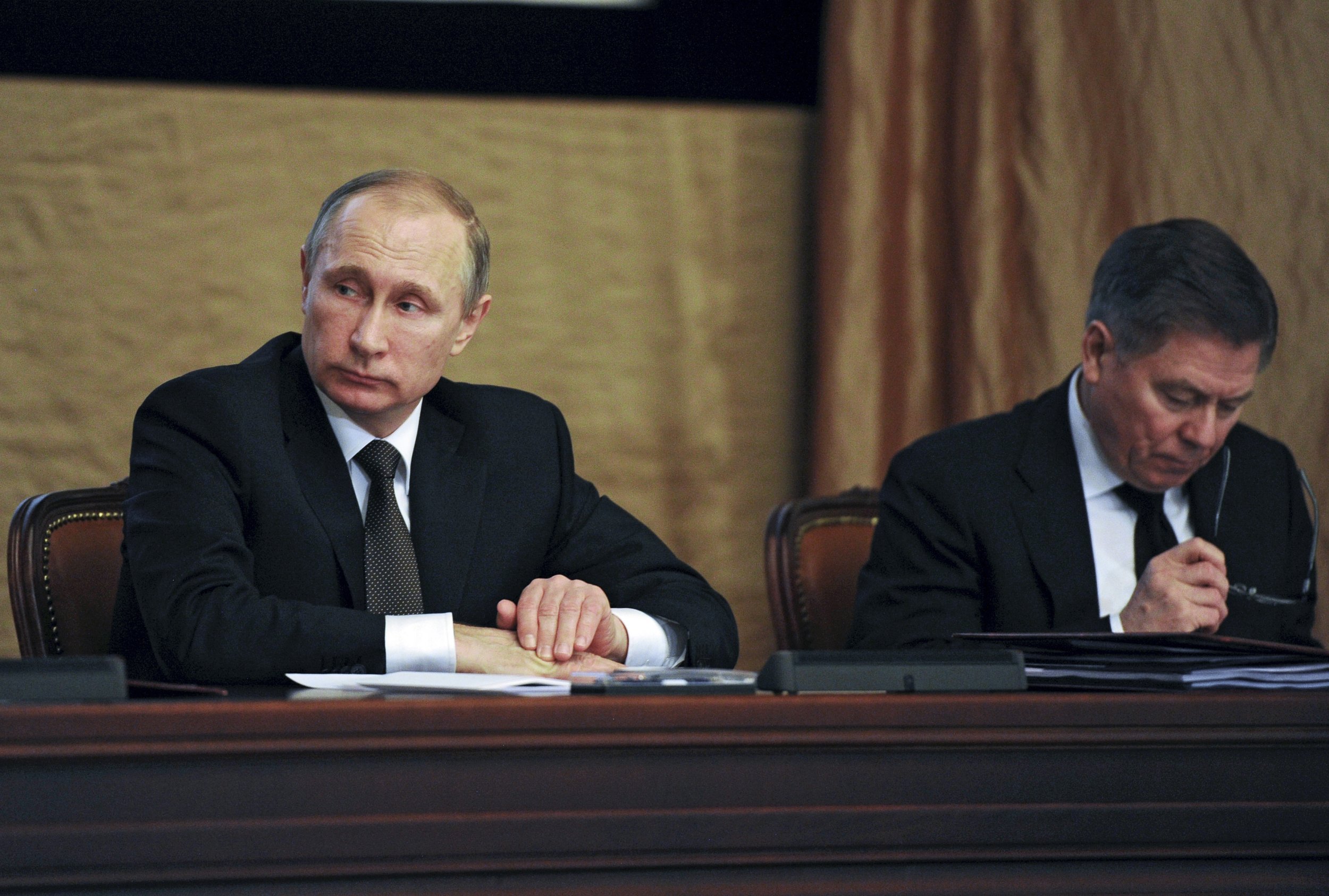 Putin sits in at FSB meeting