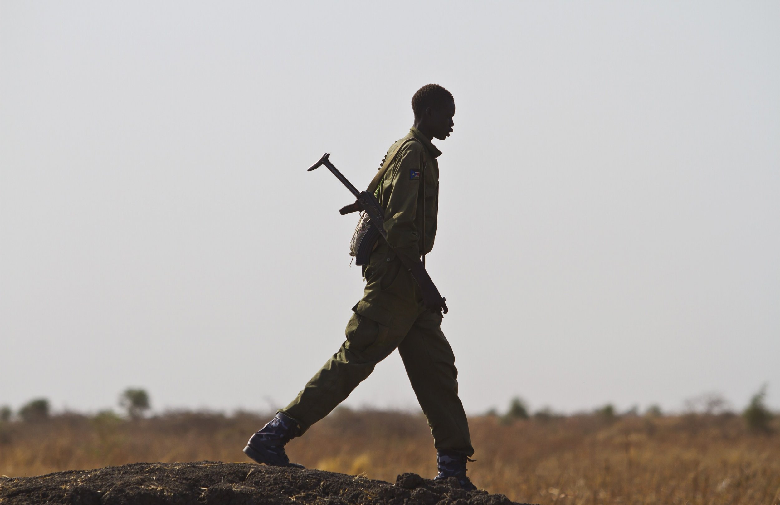 A South Sudanese soldier walks towards Malakal.