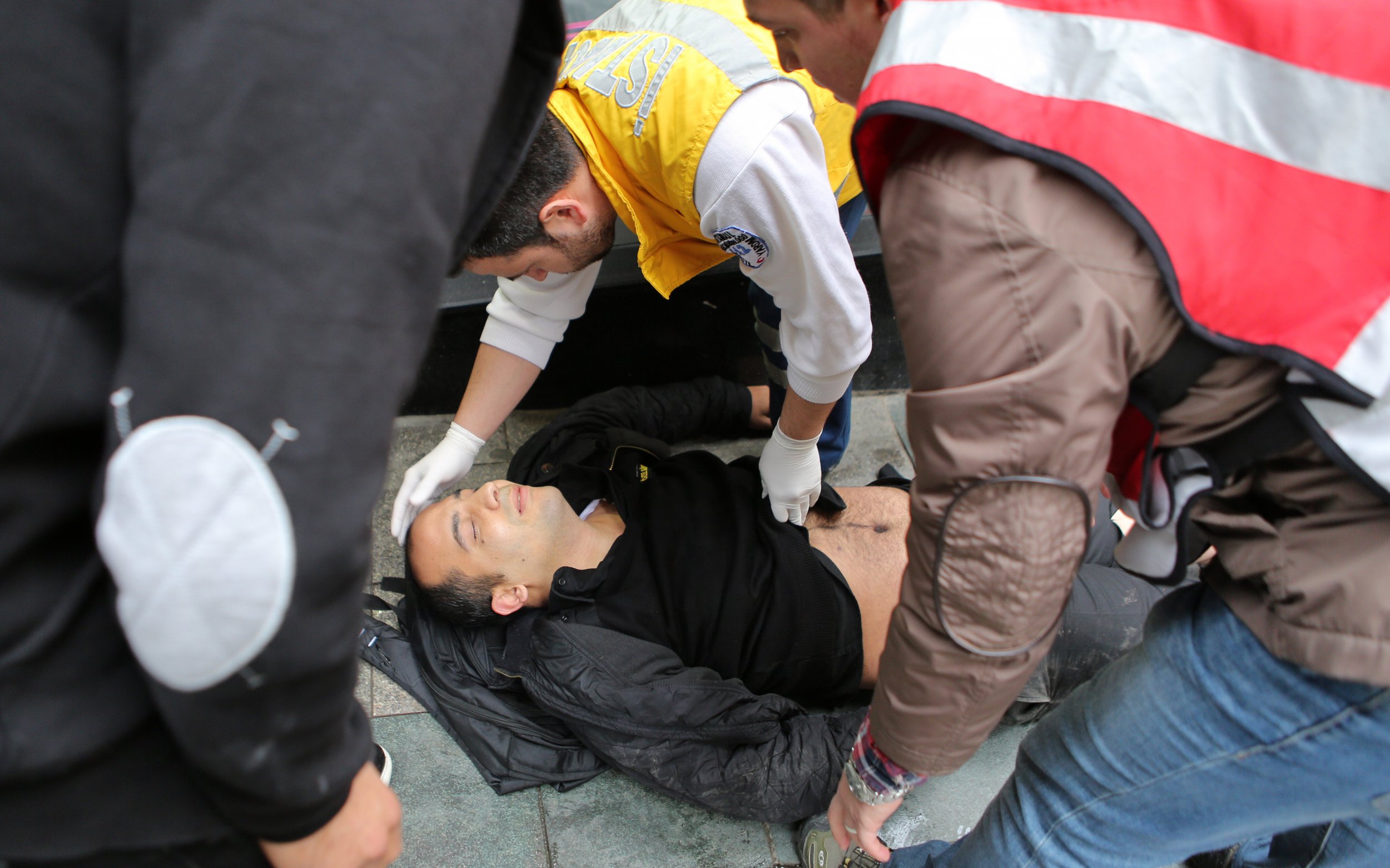 Instanbul blast kills four injures 20.