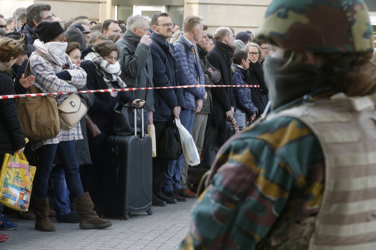 03_22_Brussels_Attack_Crowd_01