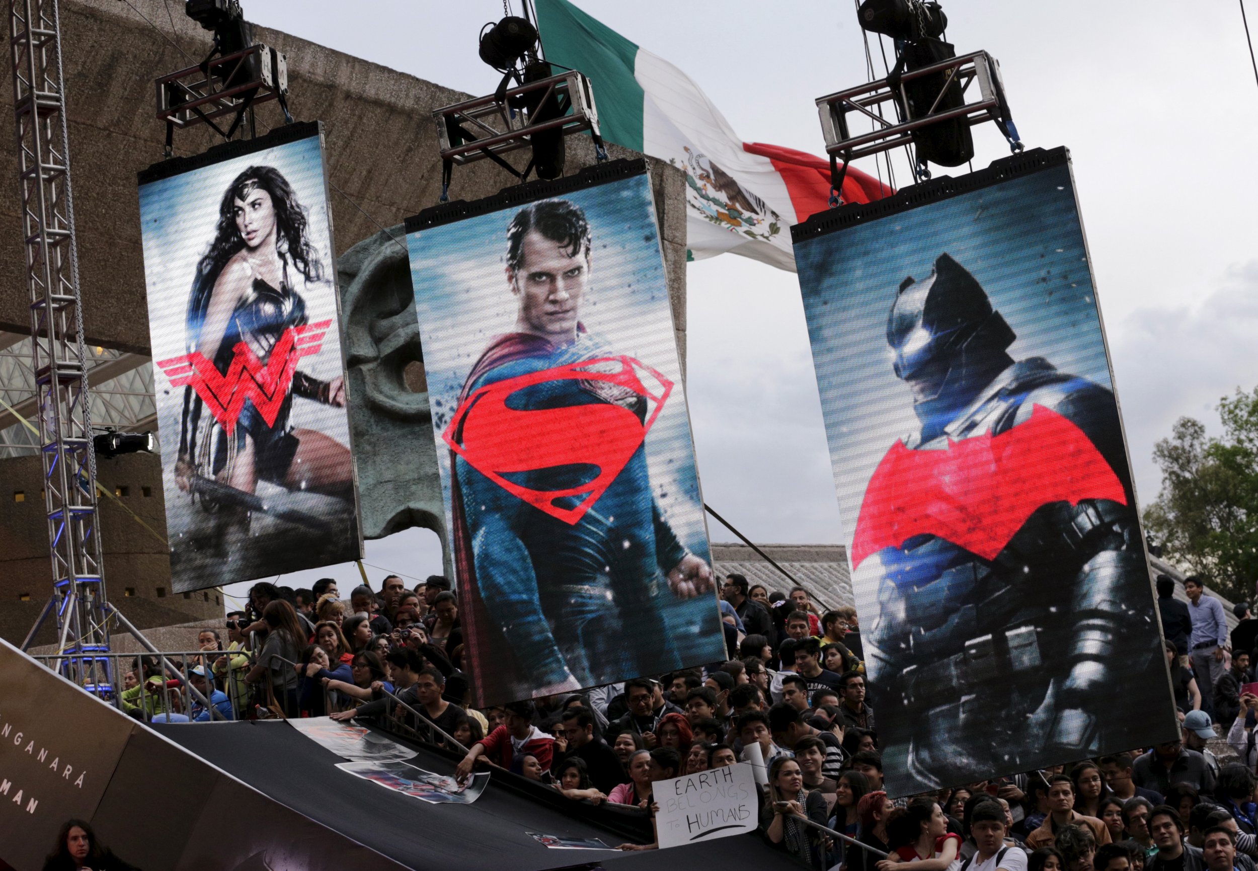 Batman v Superman Sets Box Office Record Despite Poor Reviews