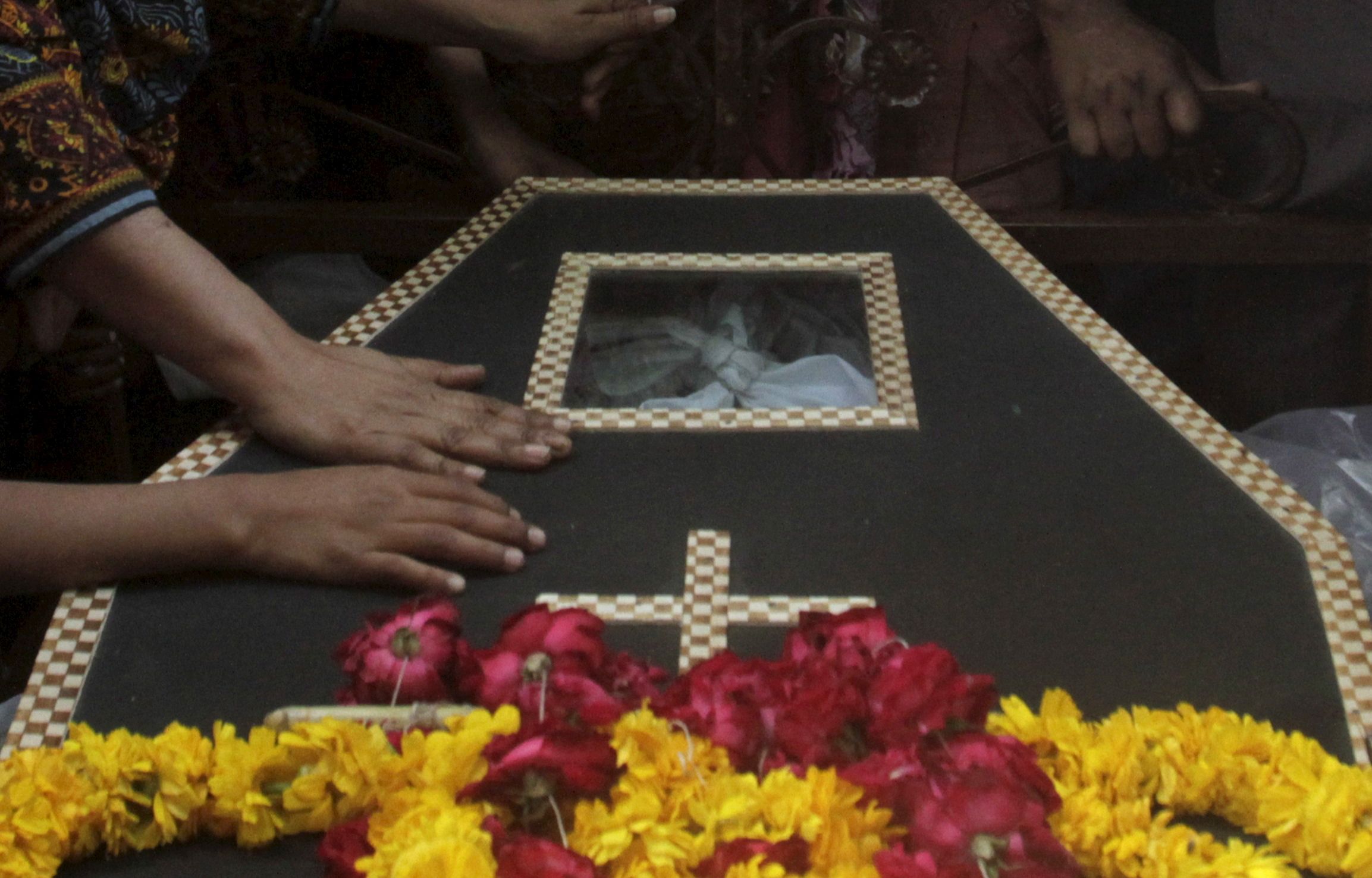 Family members mourn over a victim of the Lahore suicide bombing on Easter Sunday.