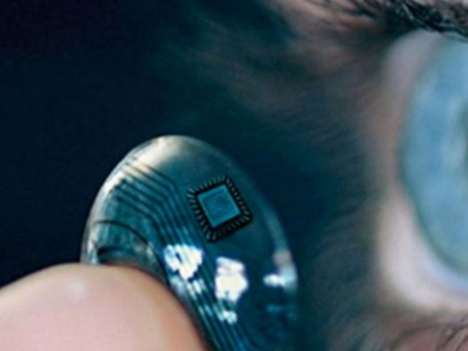 Samsung's Smart Contact Lenses Take Photos in the Blink of an Eye