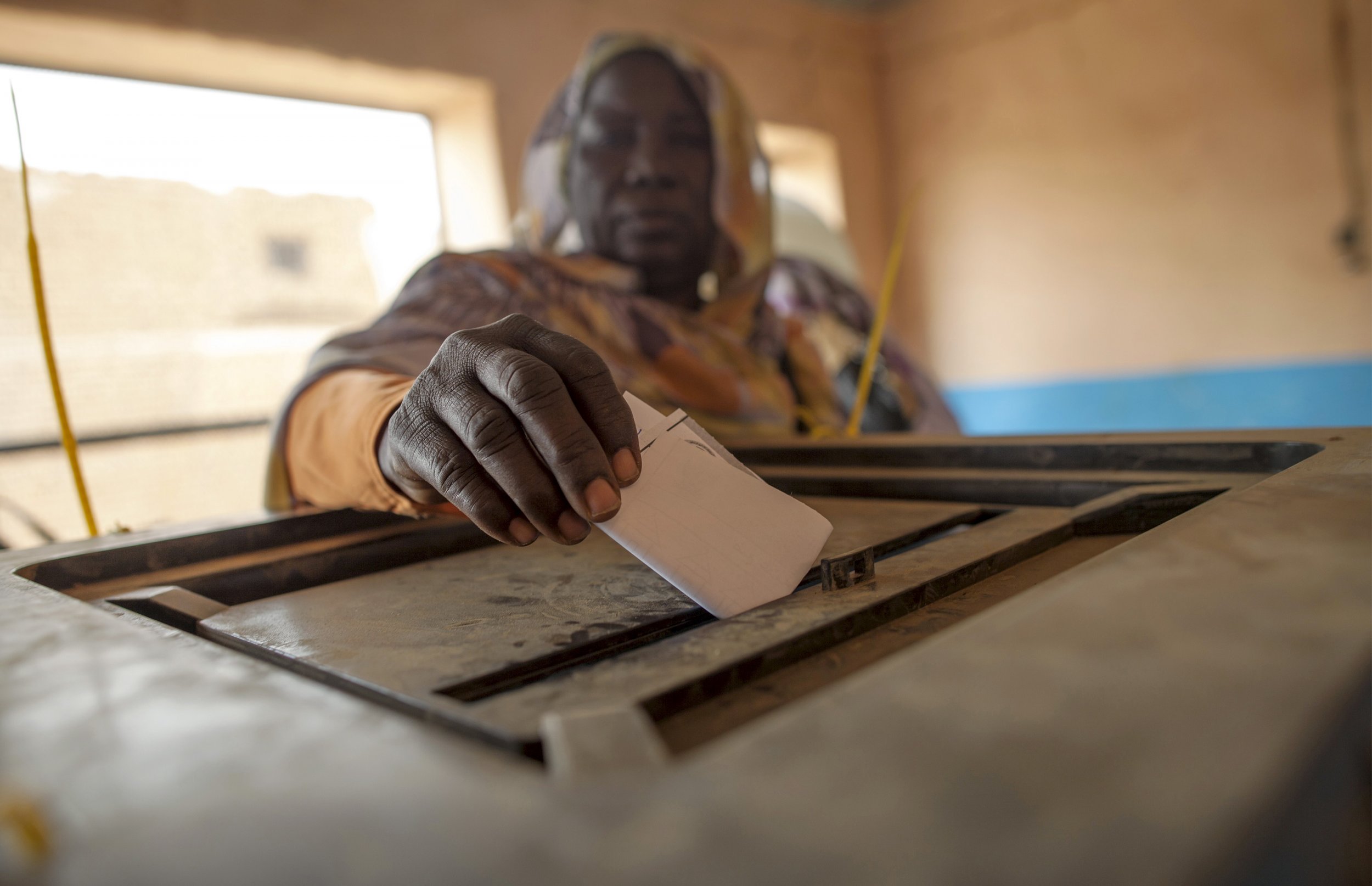 A Darfuri woman votes in the referendum.