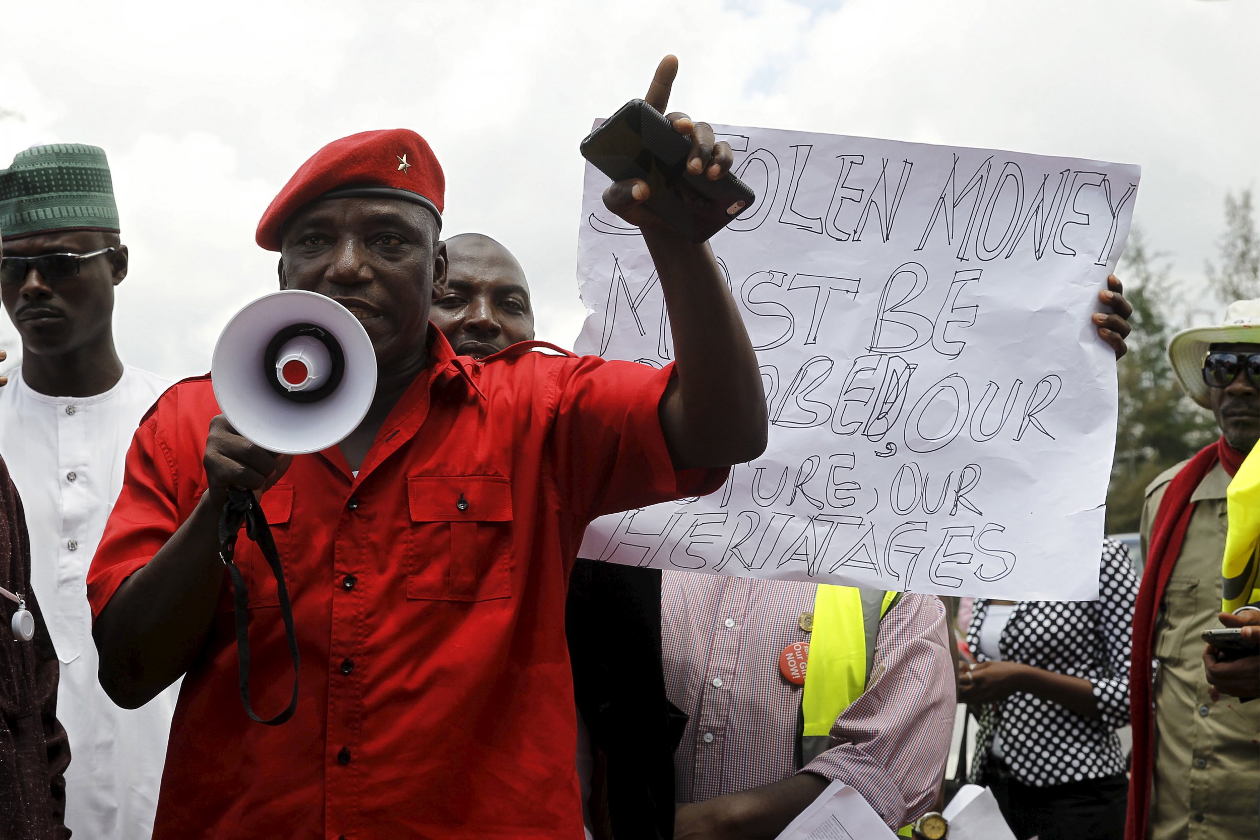 Nigerians rally in support of Buhari's corruption fight.