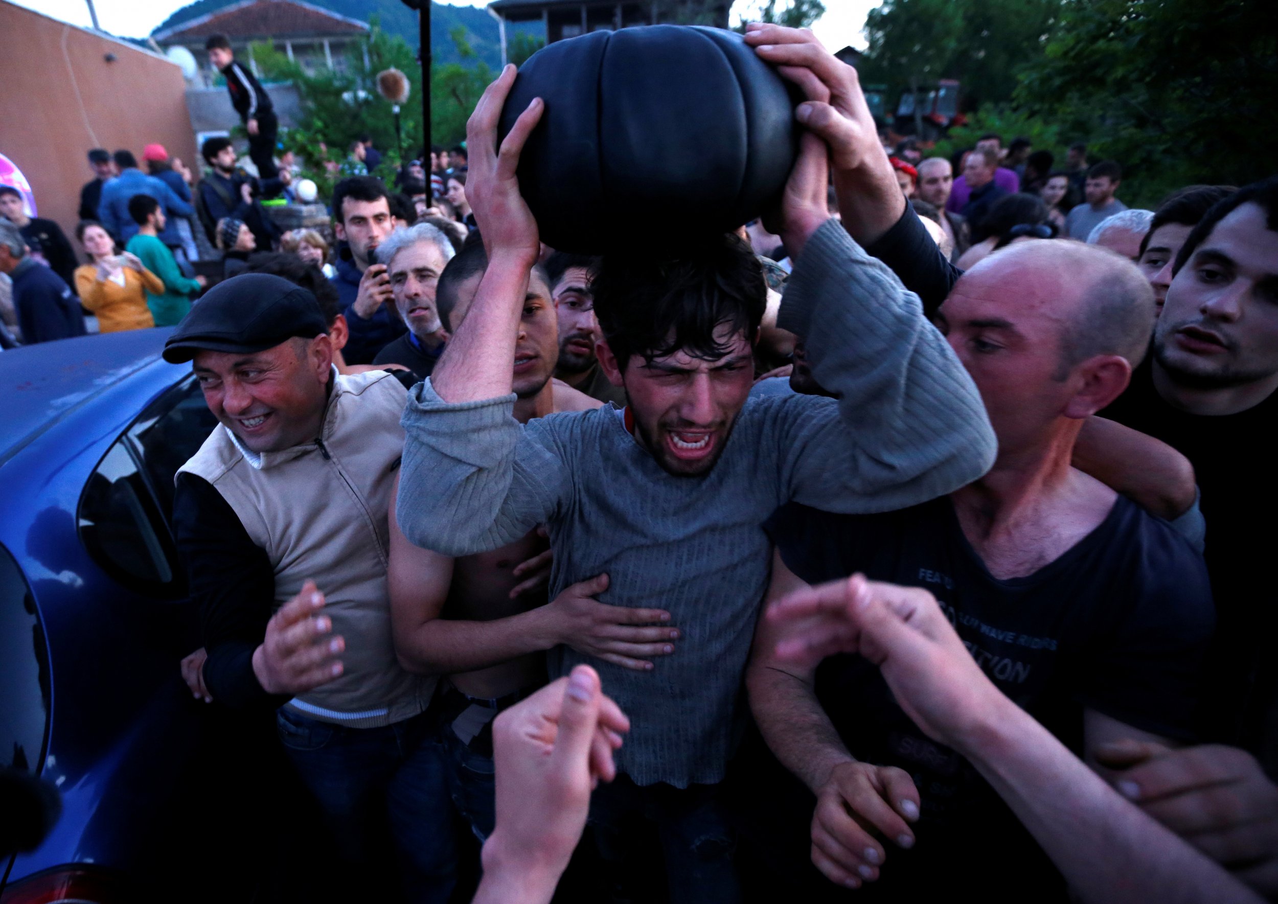 Georgians play Lelo