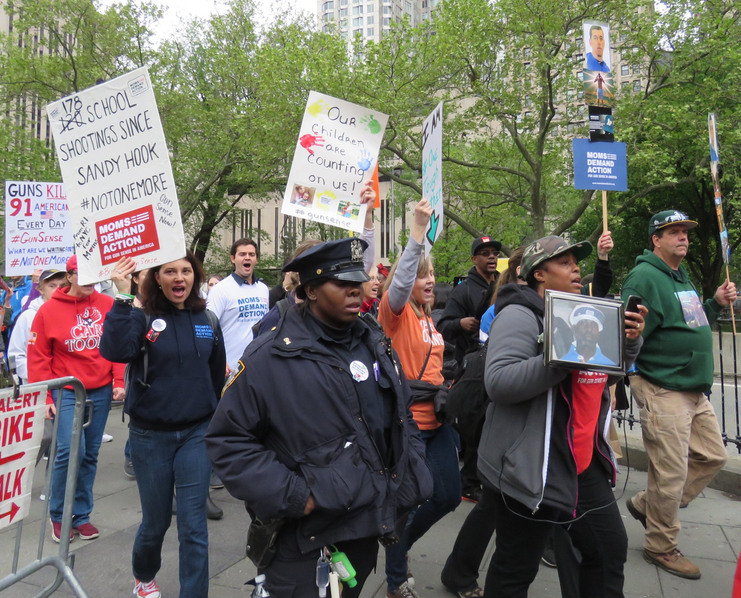 Julianne Moore, Melissa Joan Hart Join Moms to Demand End to Gun ...