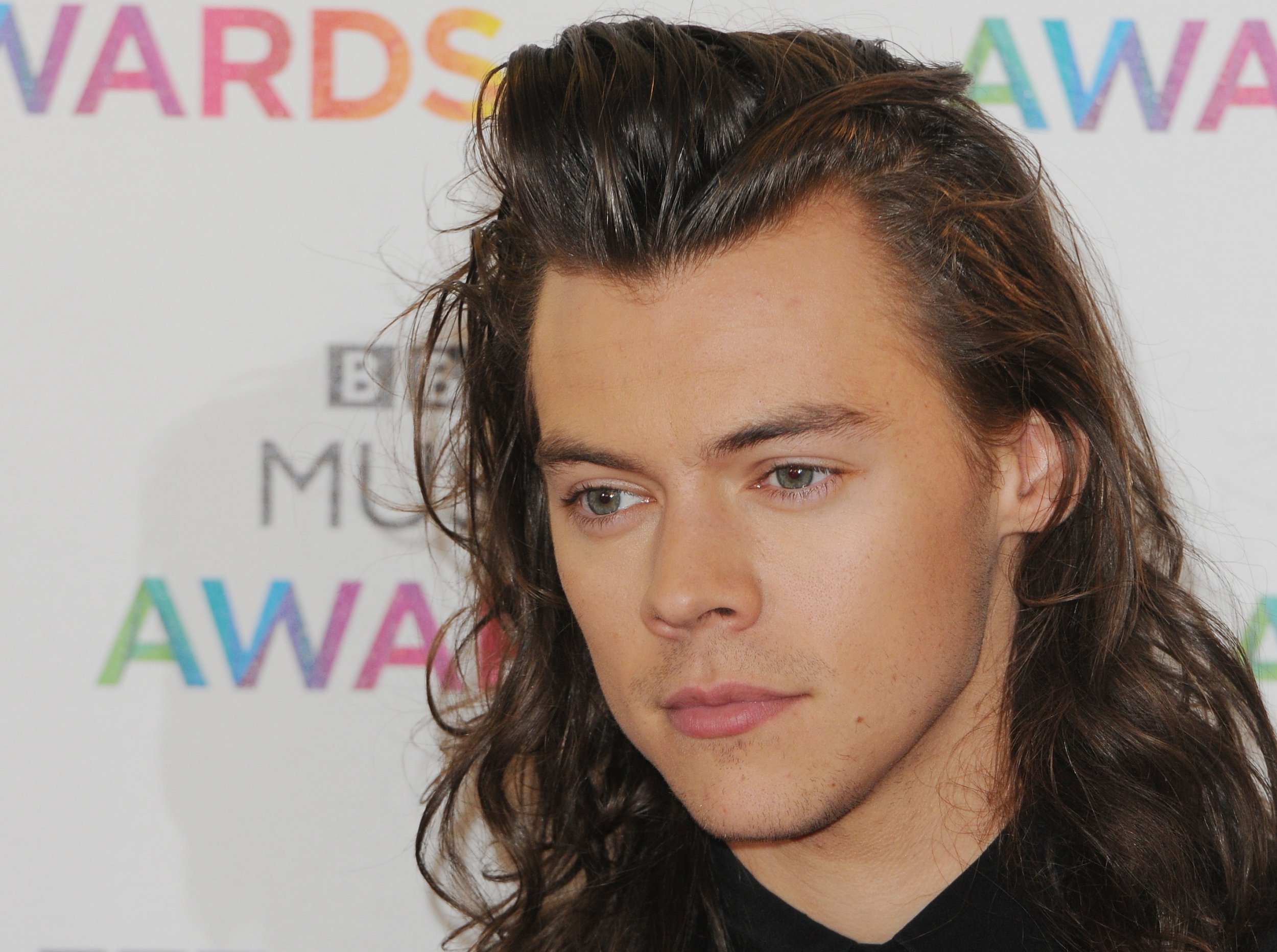 One Direction S Harry Styles Shows Off Short Haircut See The