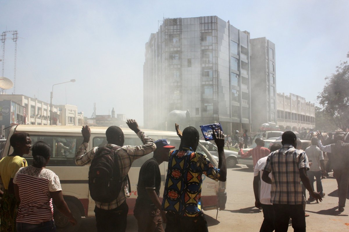 Moise Katumbi supporters flee after being teargassed.