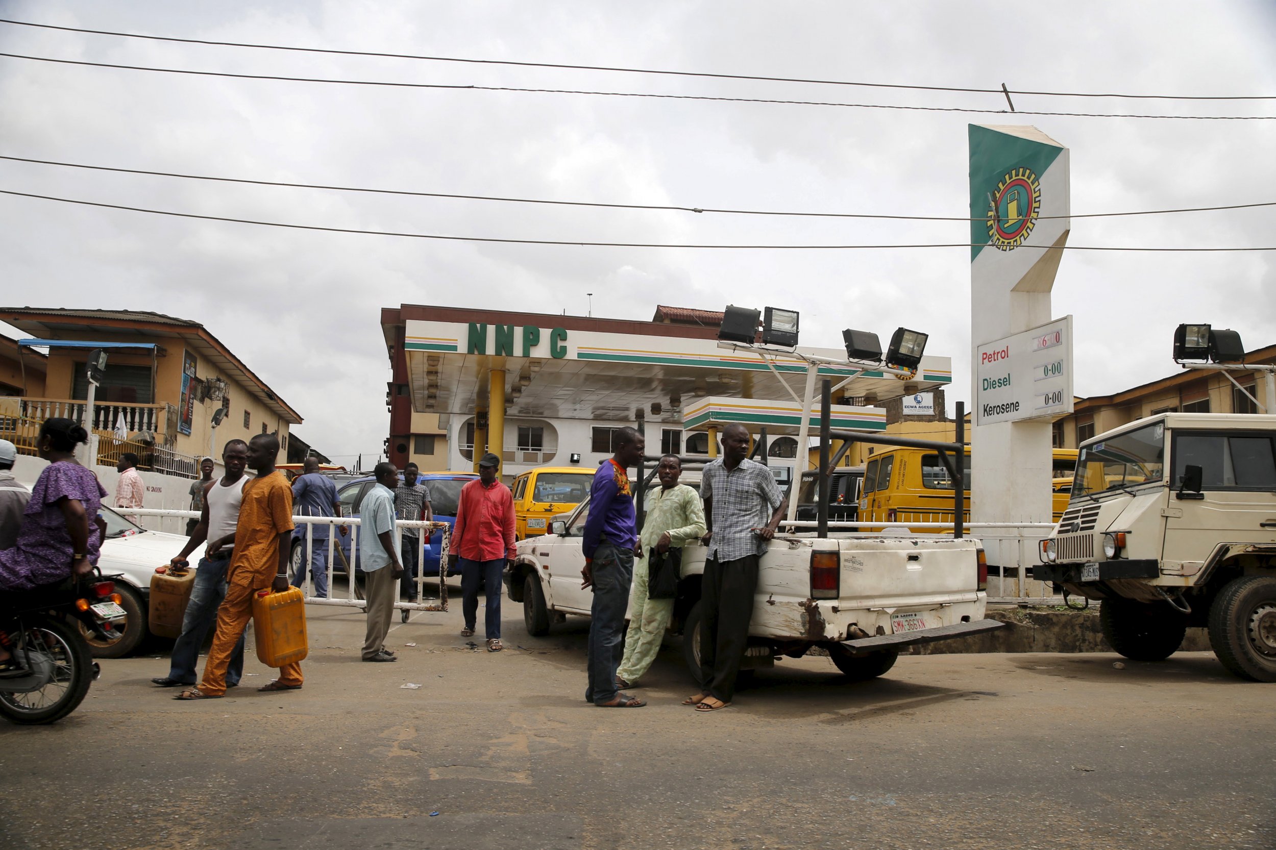 Nigerians queue for fuel in Lagos