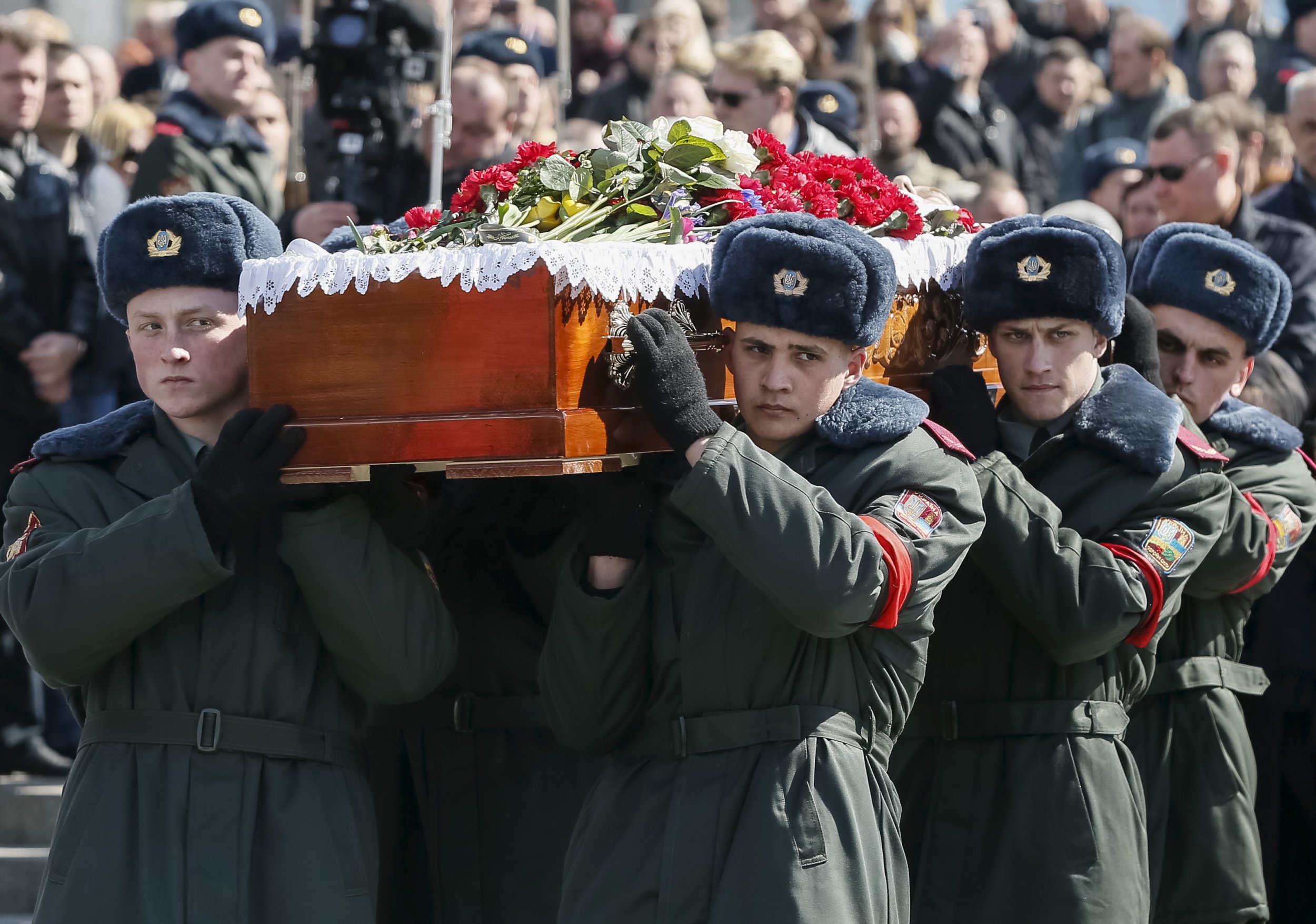 Ukrainian troops carry coffin