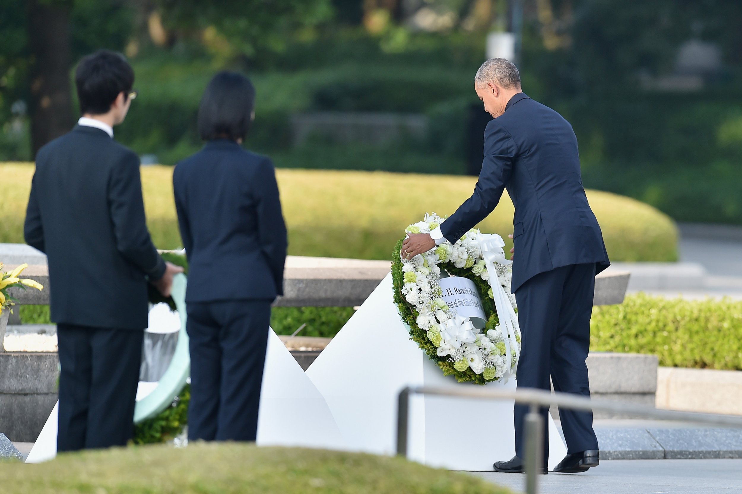 Barack Obama lays wreath at Hiroshima memorial