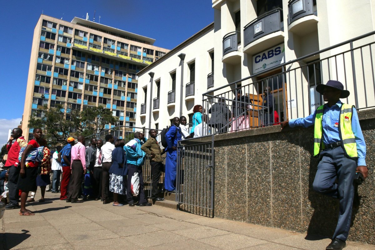 Zimbabweans queue for cash.