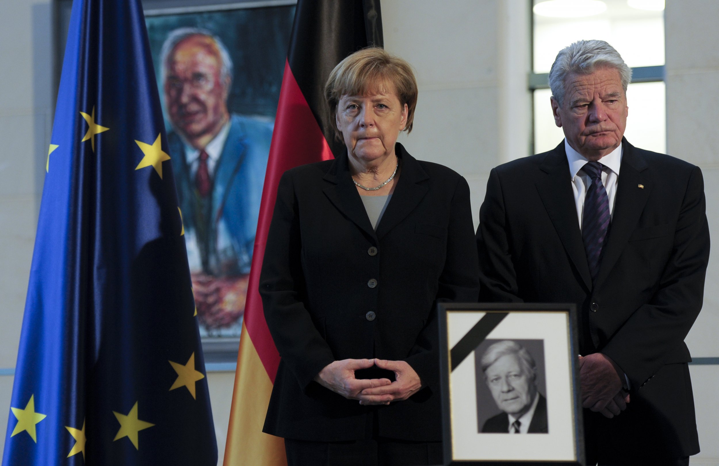 Joachim Gauck (R) and Angela Merkel (L)