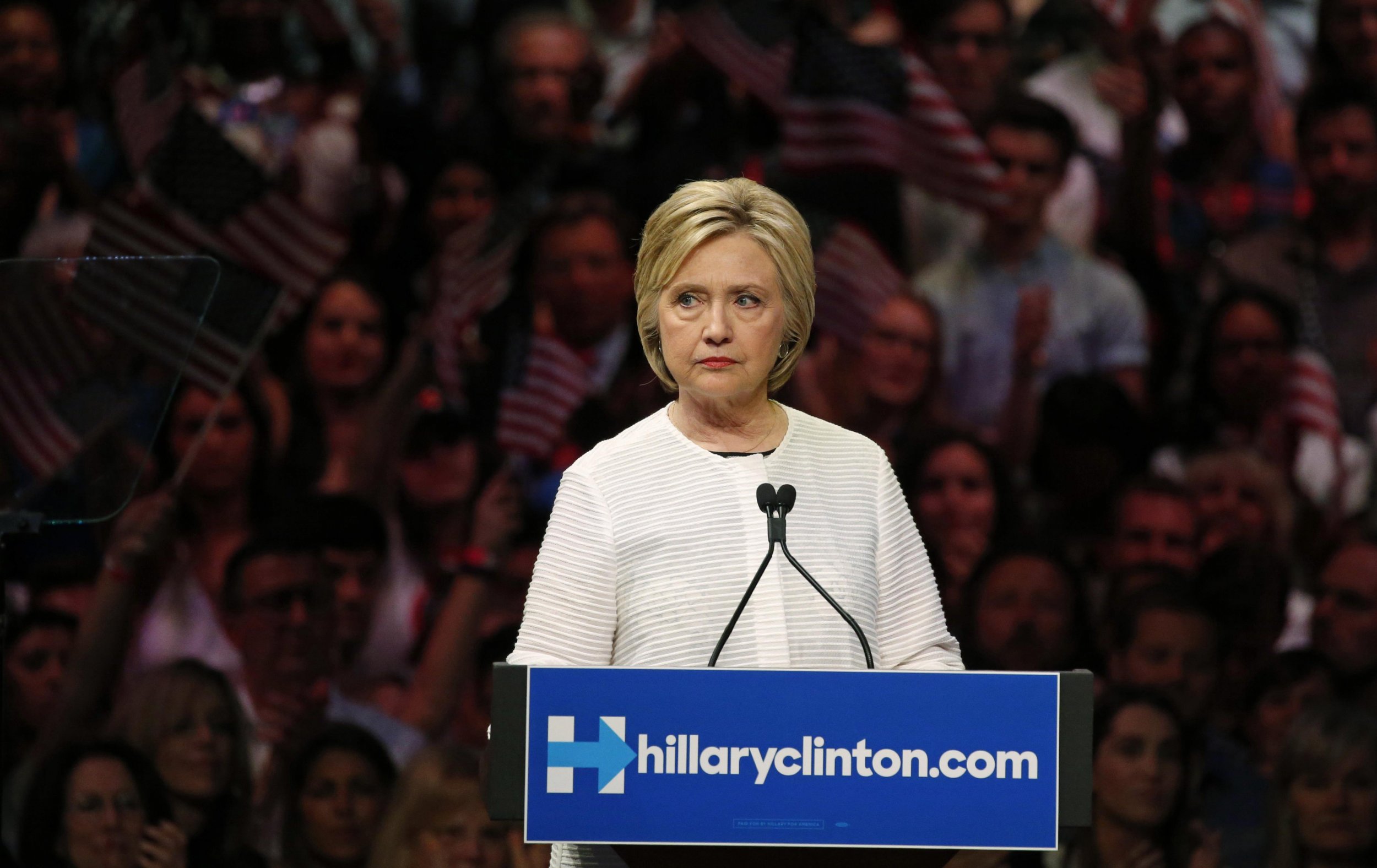 2016-06-09T230411Z_1_LYNXNPEC581OI_RTROPTP_4_USA-ELECTION-CLINTON