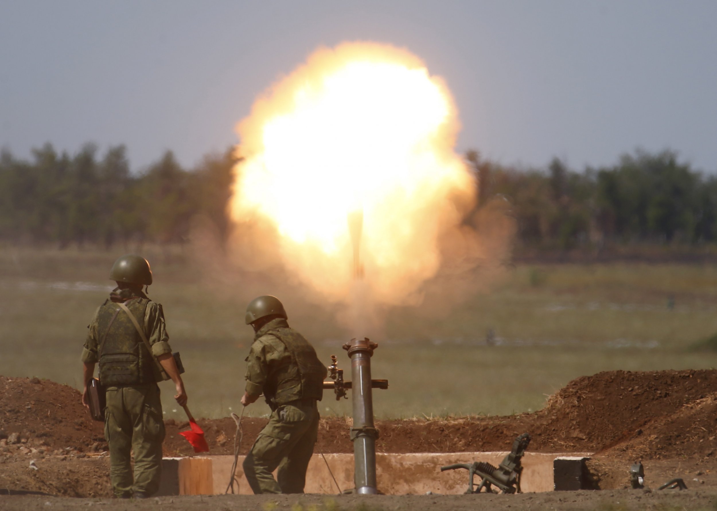 Russian soldiers fire mortars