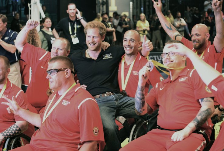 哈里王子与荷兰篮球运动员 Prince Harry with Dutch basketball players
