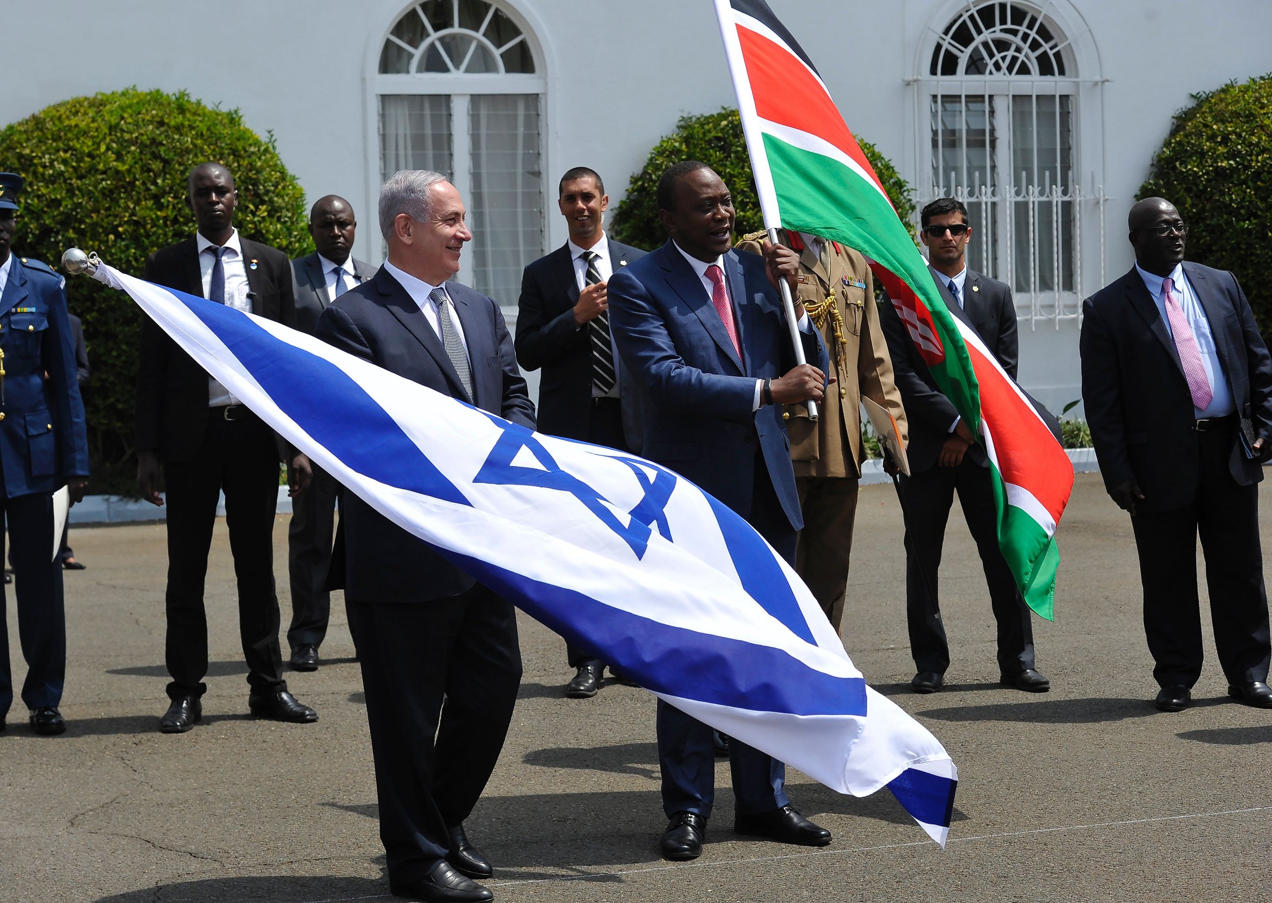 Benjamin Netanyahu and Uhuru Kenyatta wave flags