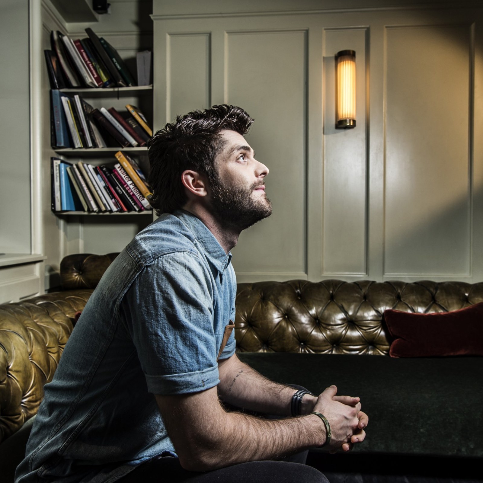 Thomas Rhett Defends Label Mate Taylor Swift