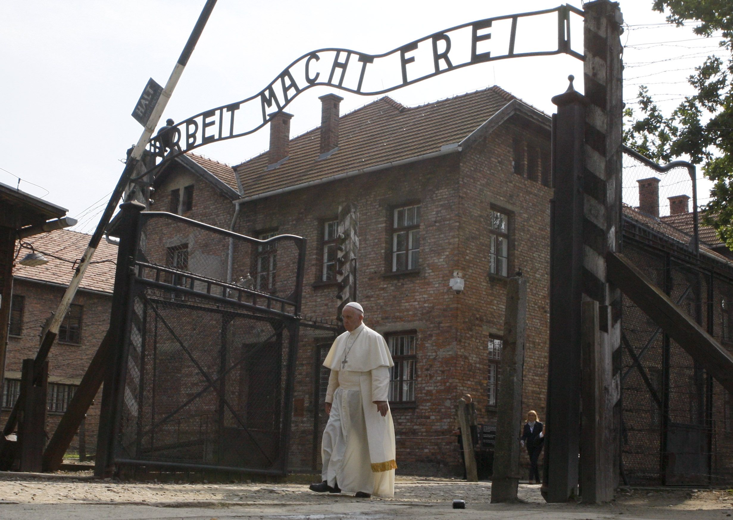 8-3-16 Pope Francis at Auschwitz