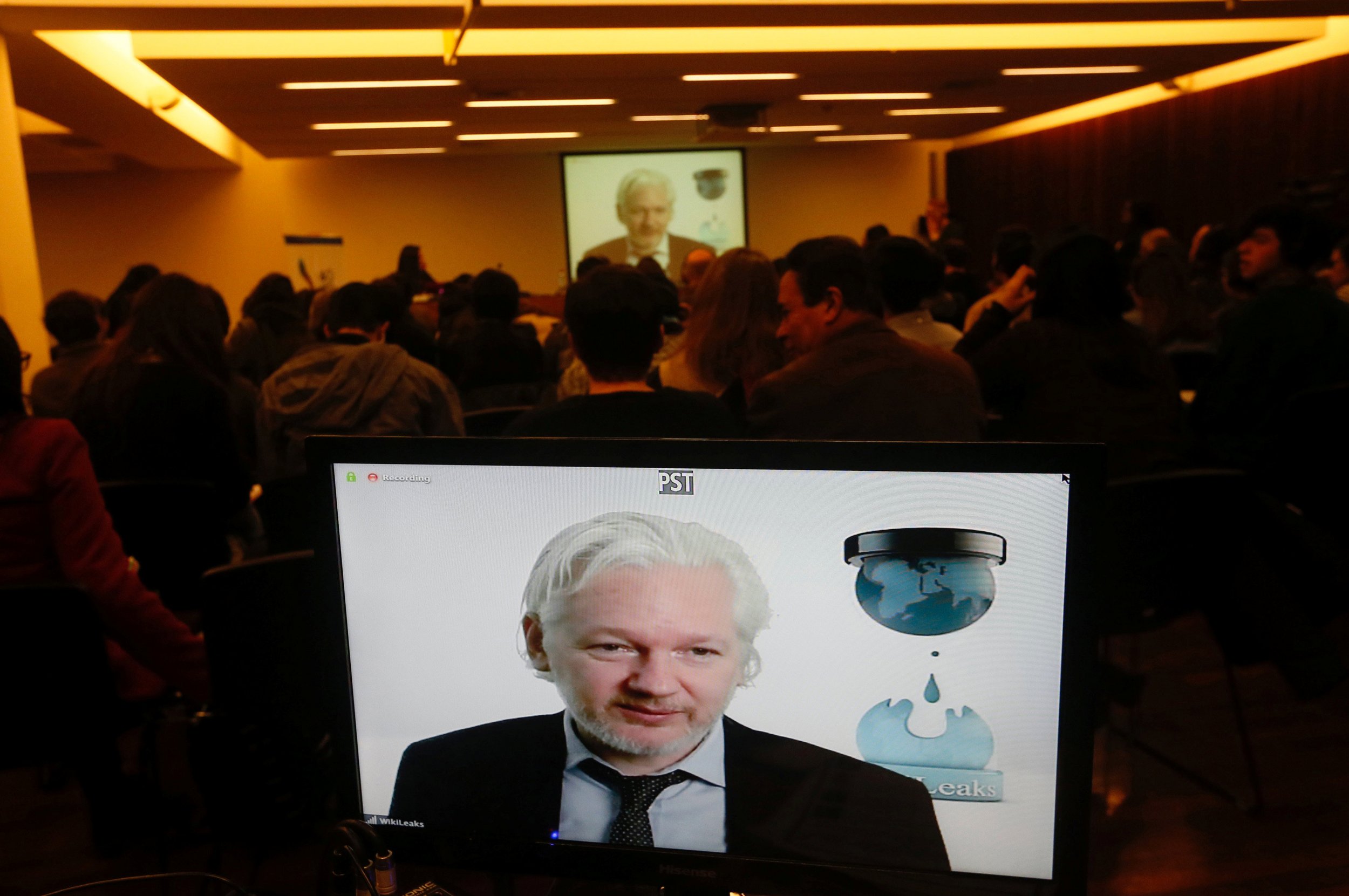 08_06_assange_01