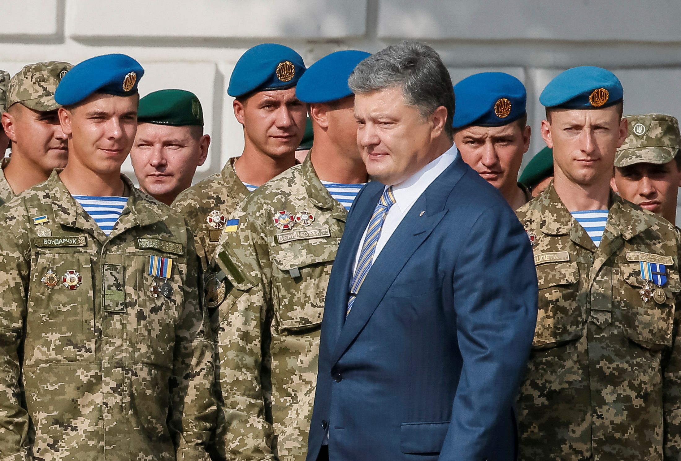 Poroshenko and Ukrainian soldiers