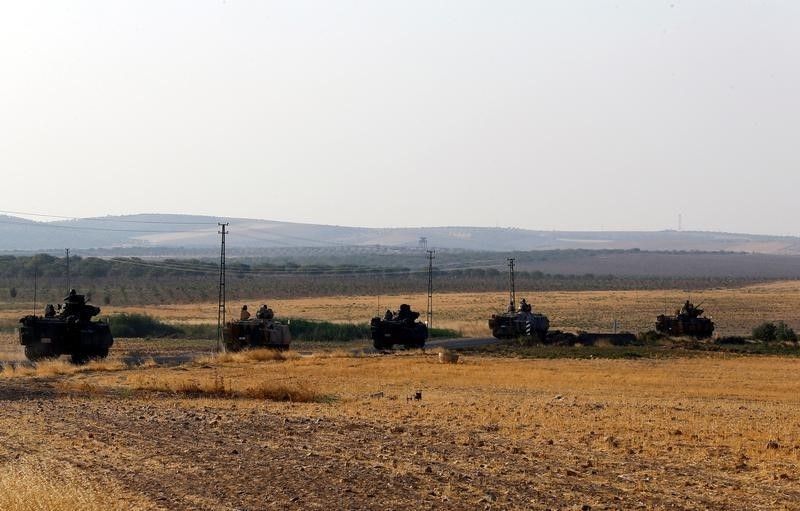 Turkish tanks moving towards the Syrian border