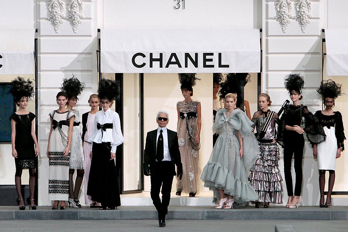 Seneste nyt Anbefalede Forståelse Is Chanel Designer Karl Lagerfeld Spread Too Thin?