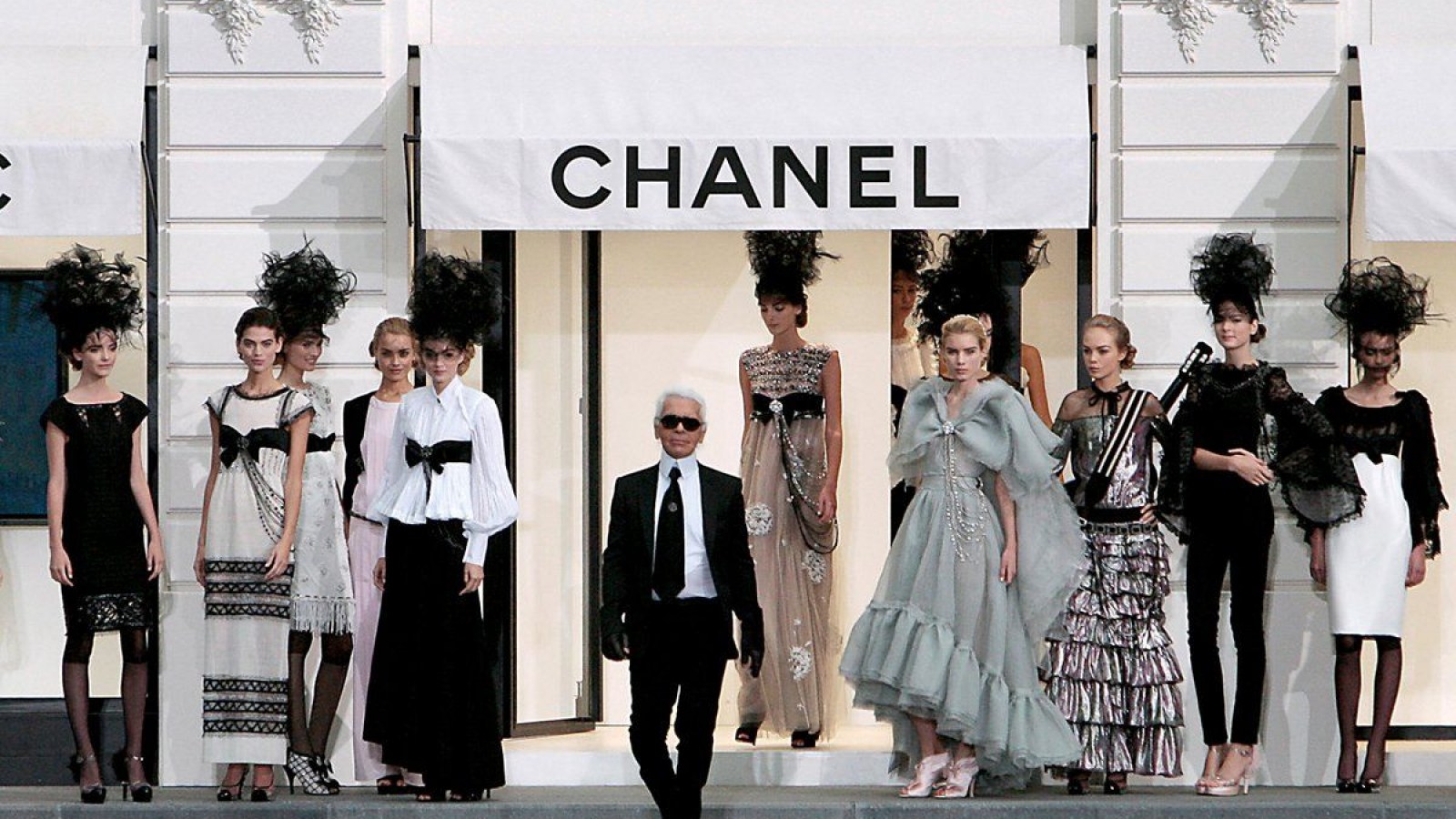 Fashion icon and Chanel boss Karl Lagerfeld dies aged 85