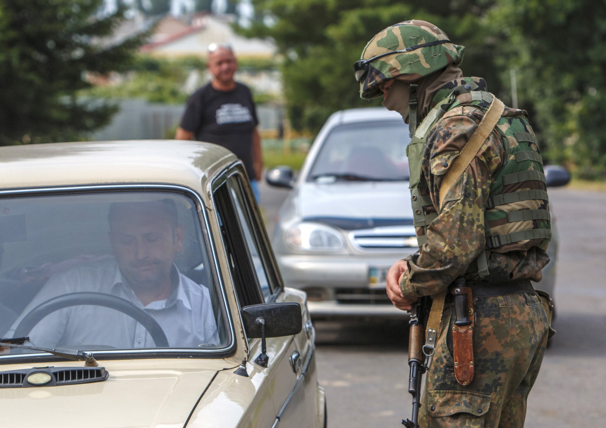 Ukrainian serviceman searches car