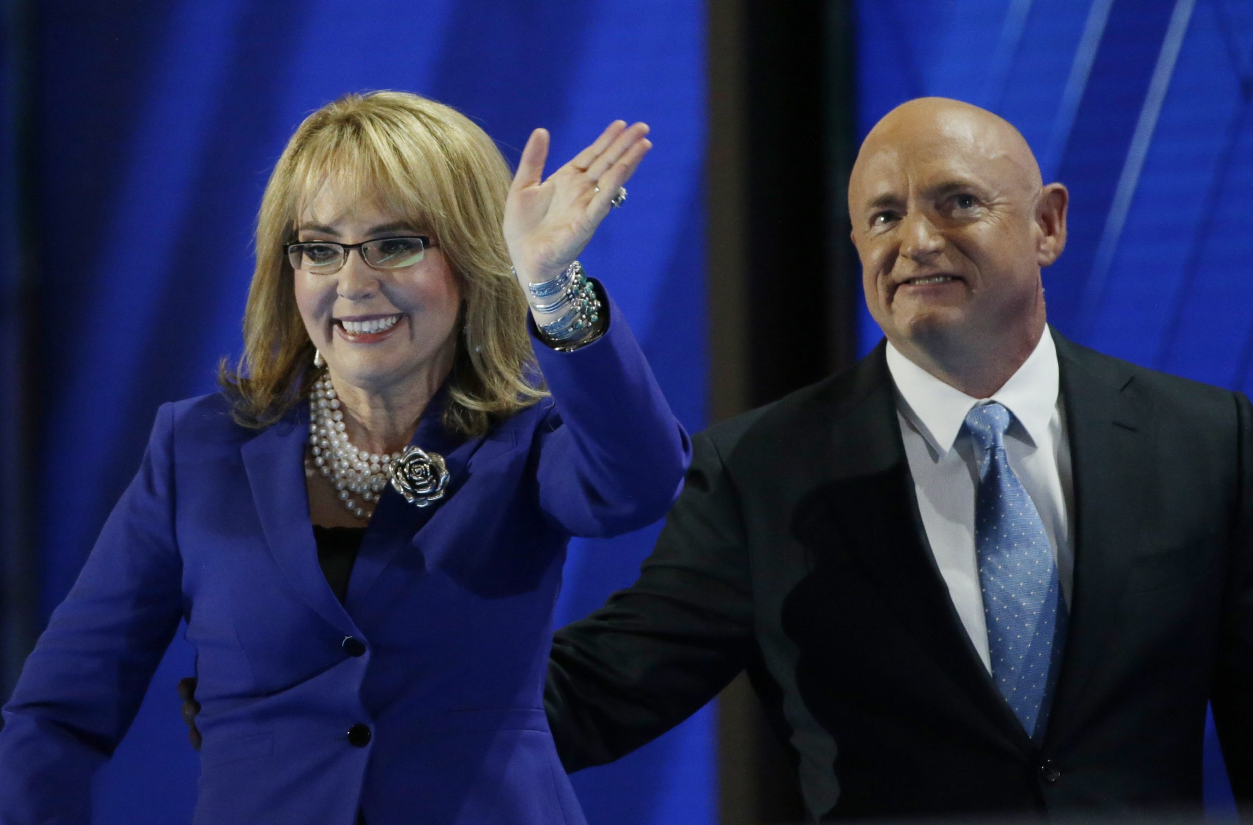 0927_Gabby_Giffords_gun_tour_01