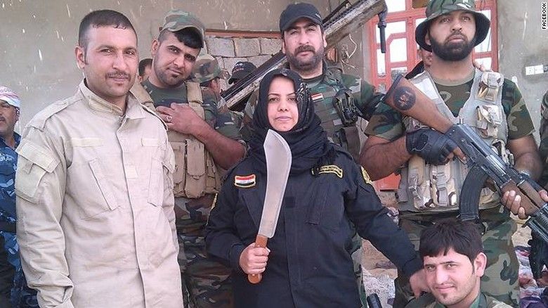 Wahida Mohamed with Iraqi militiamen