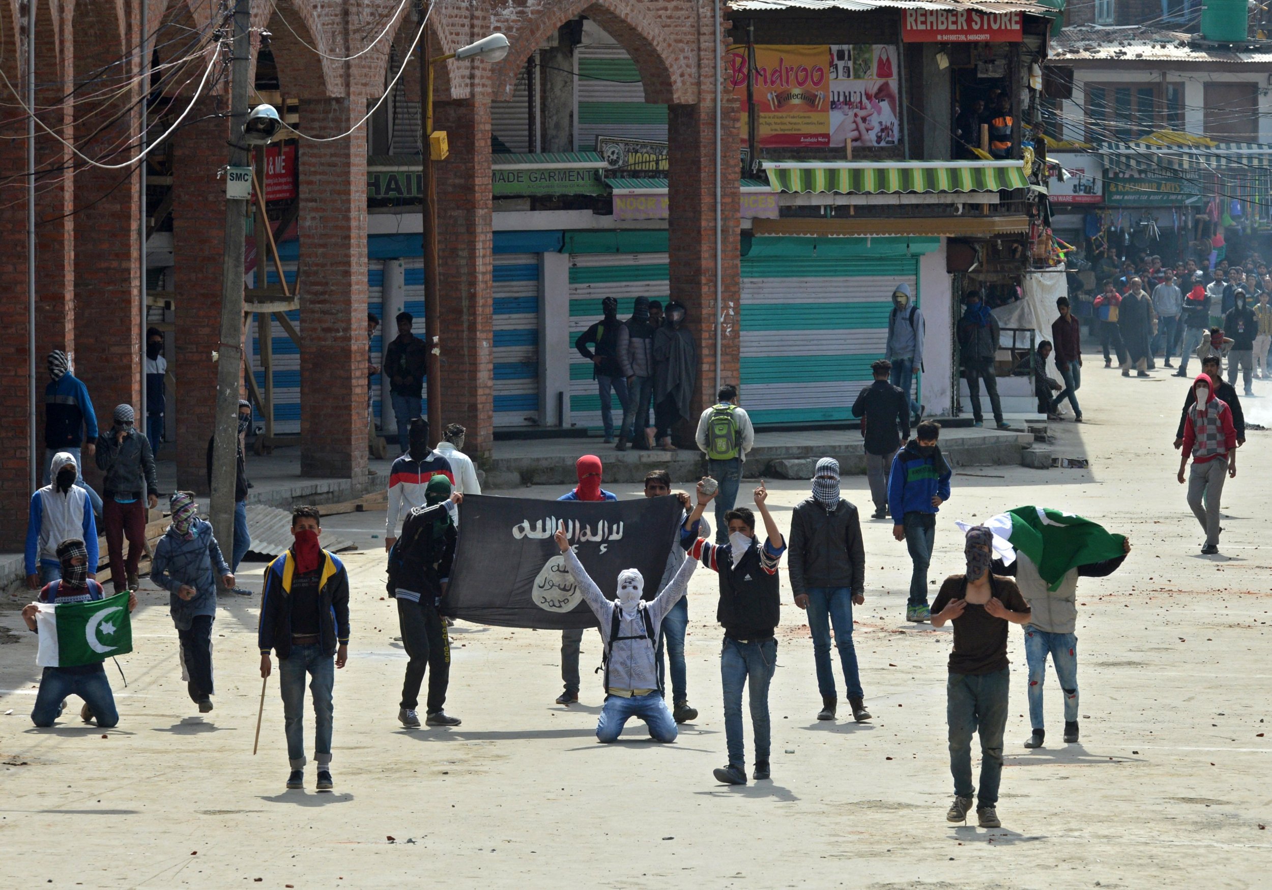 Kashmiri Muslims hold ISIS flags