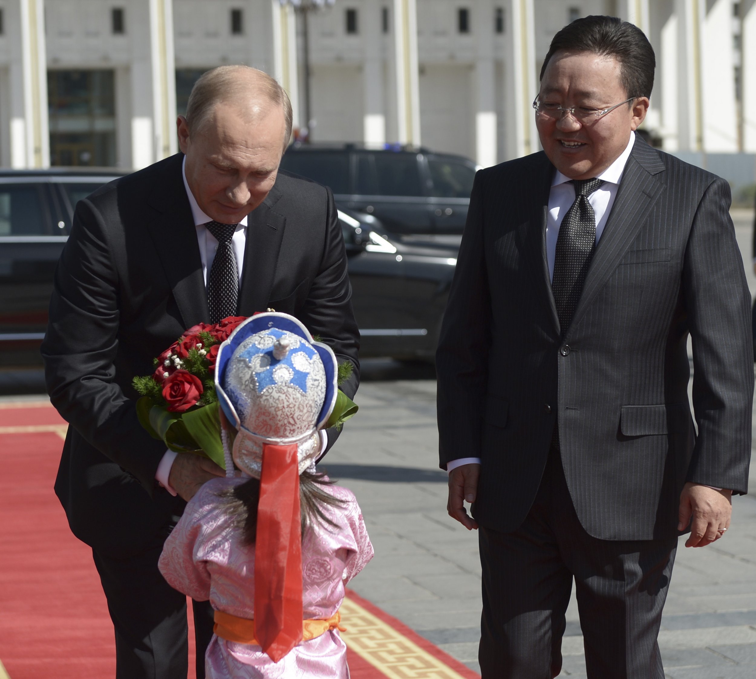 Putin receives flowers