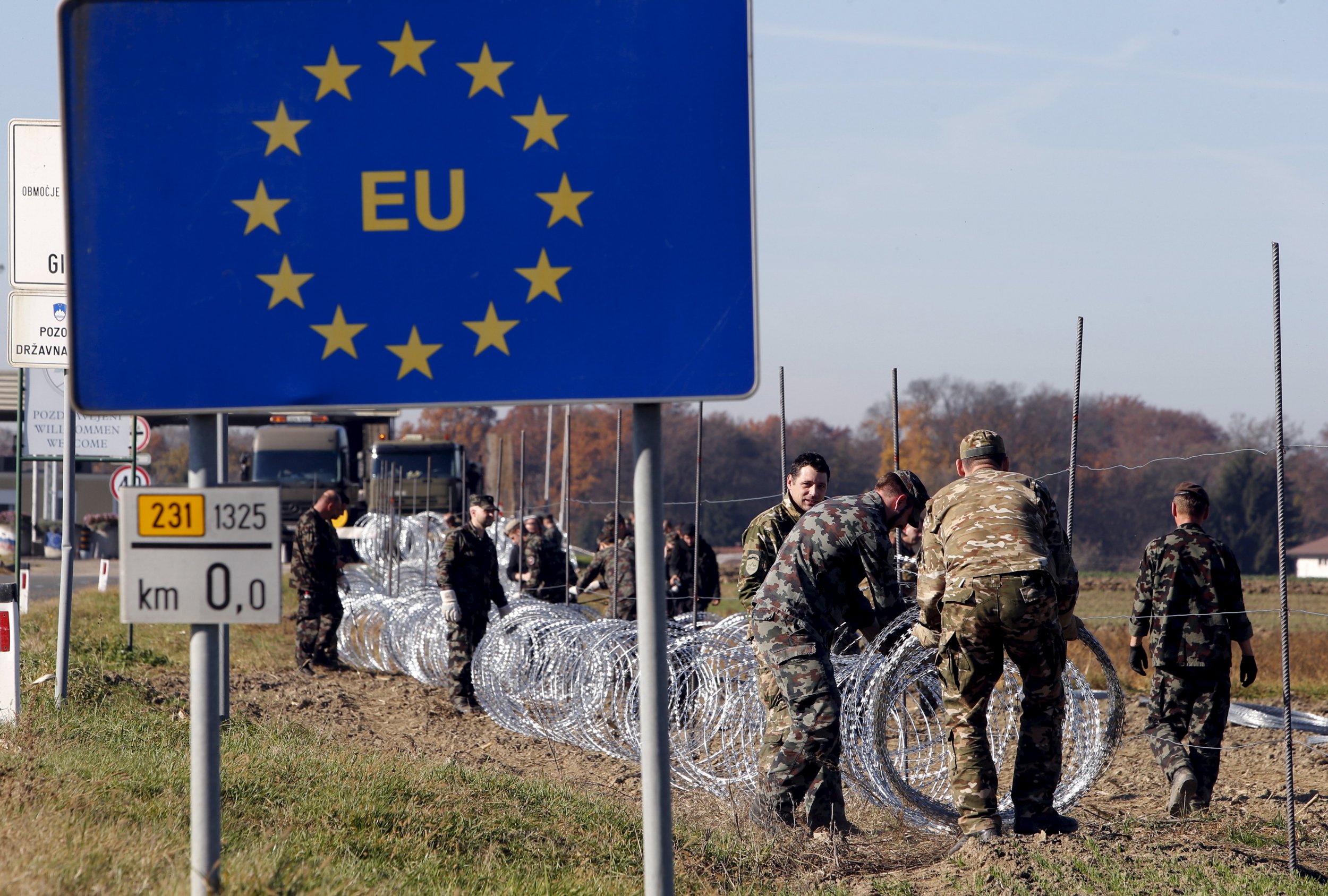 Slovenian soldiers set up wire barriers 