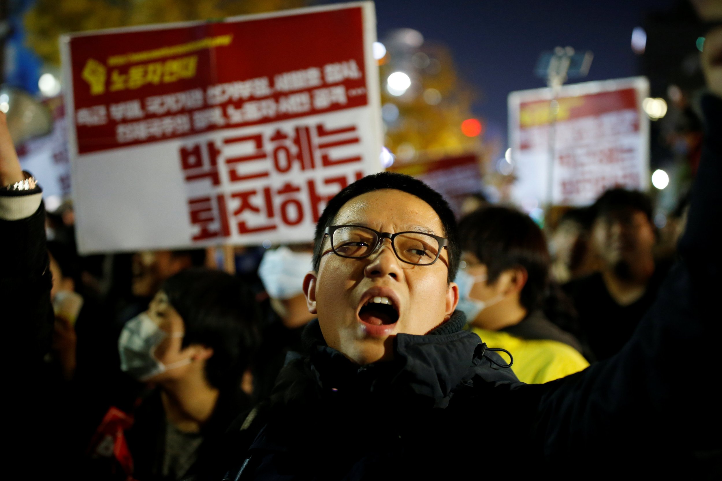  South  Koreans Demand President s Resignation in Influence 