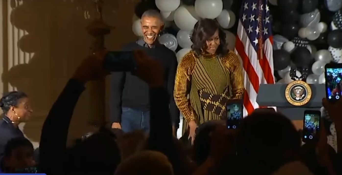 Barack Obama dances to Thriller