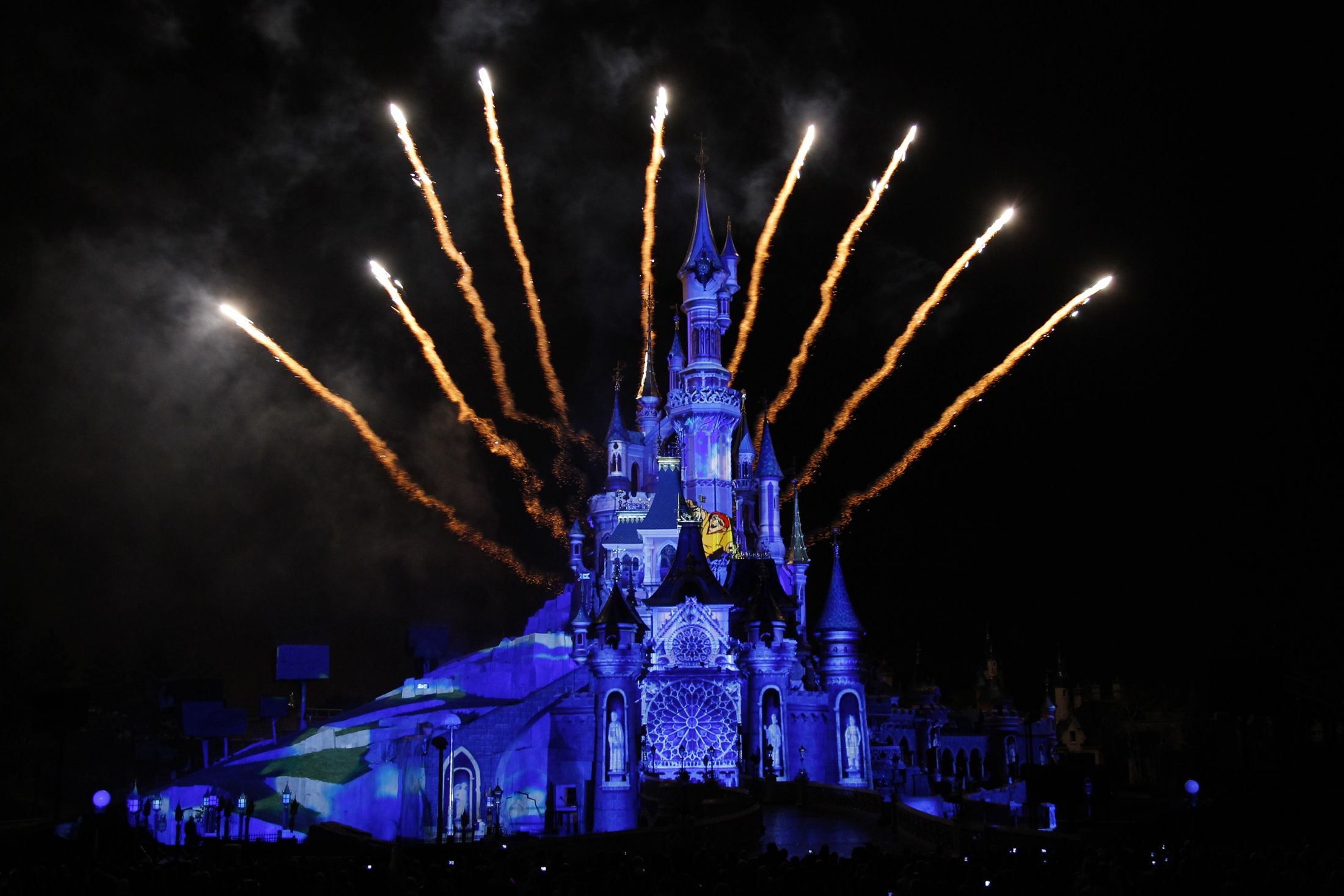 Nighttime Spectacular Cancelled Due to Cast Member Strike  Disneyland Paris  – AirMagique – European Theme Park's & Disneyland Paris