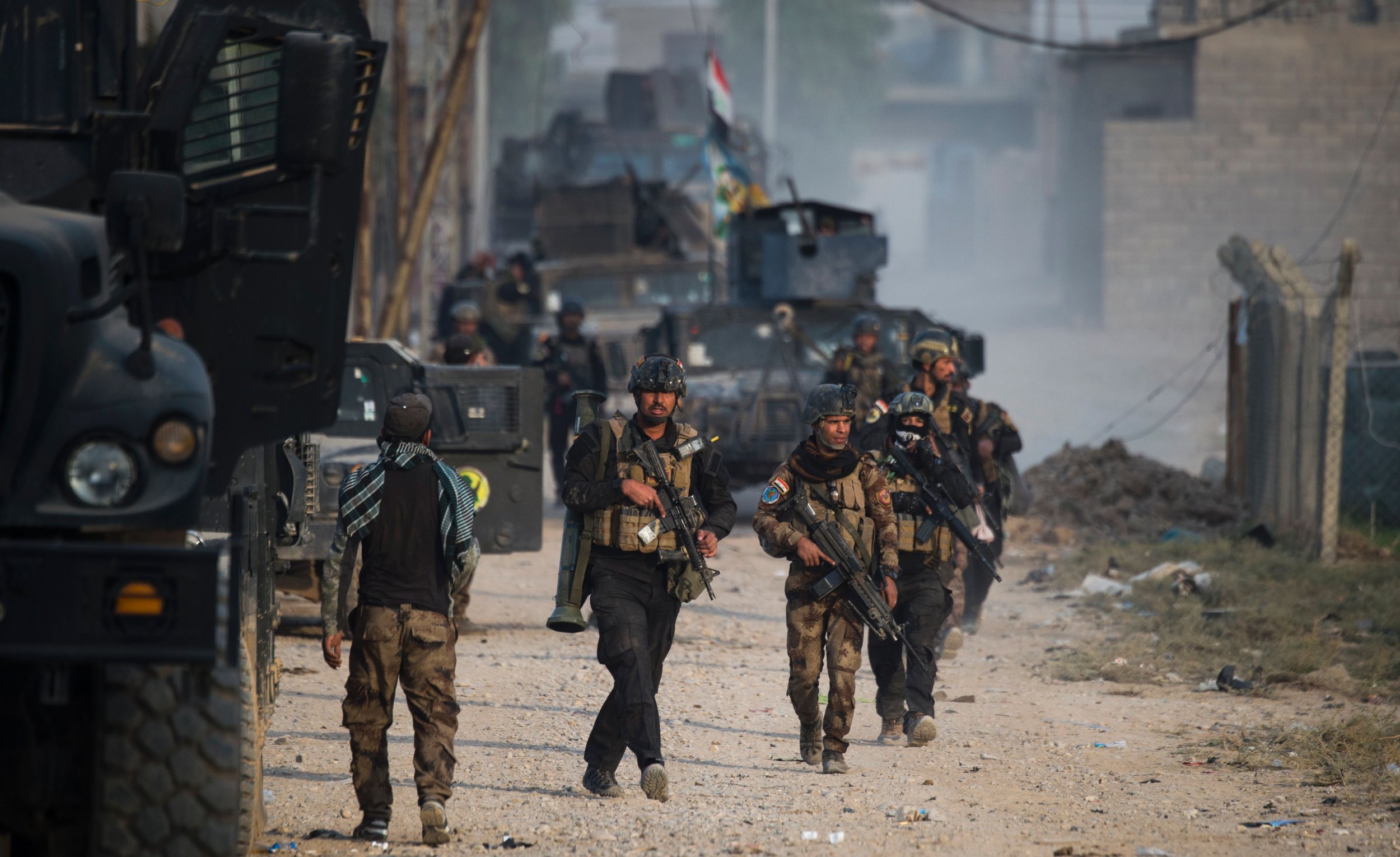 Iraqi soldiers battling in Mosul