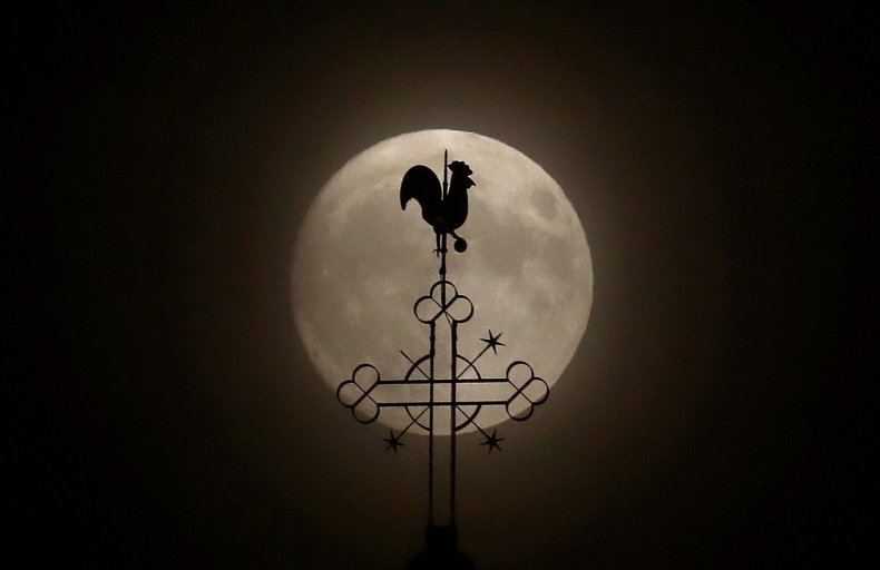 supermoon picture photograph smartphone moon iphone