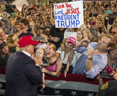 Trump meets supporters in Alabama